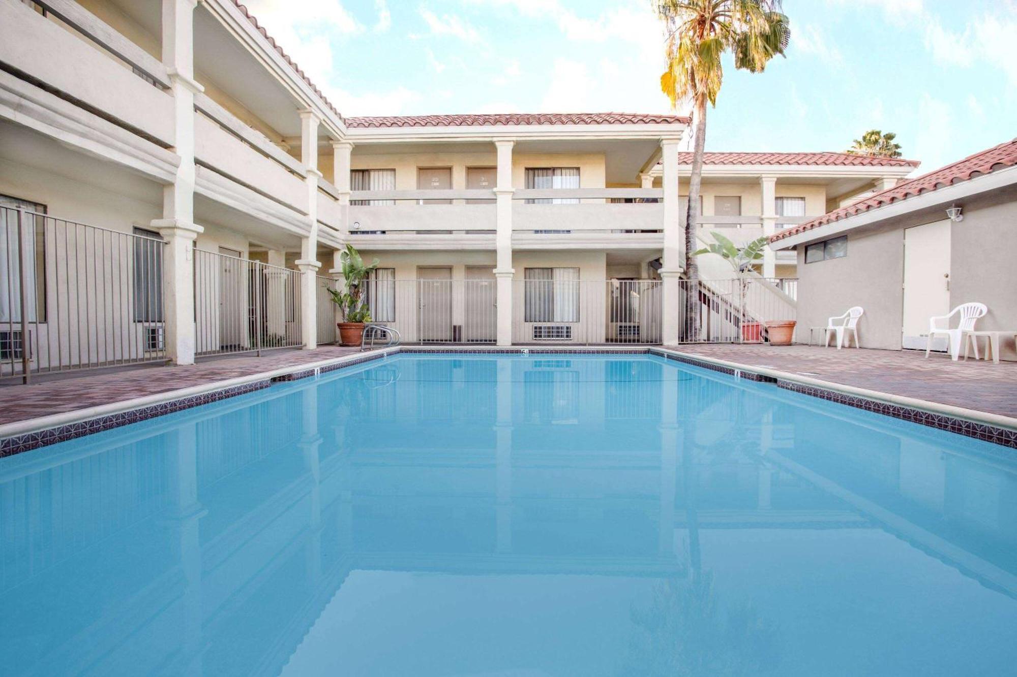 Travelodge By Wyndham Costa Mesa Newport Beach Hacienda Exteriér fotografie